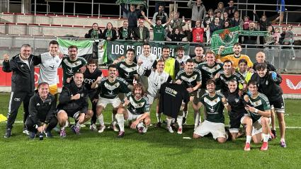 Los verdiblancos celebrando su primera victoria a domicilio