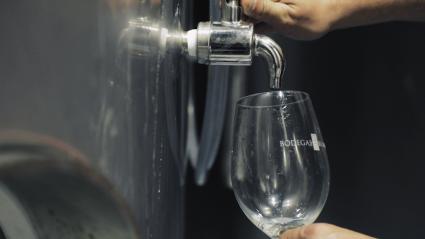 Interior de una bodega de mosto