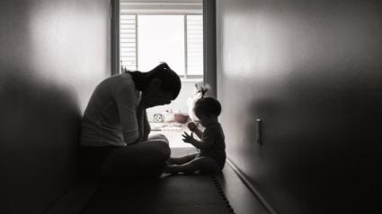 Madre agotada con un bebé
