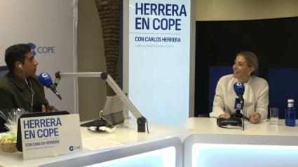 María Guardiola durante la entrevista en el programa "Herrera en Cope", en Cáceres