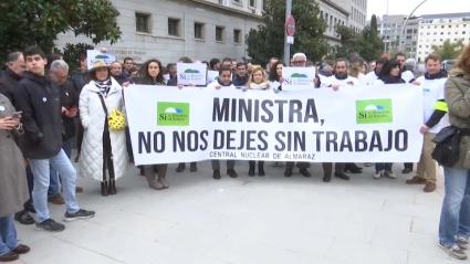 Protesta de varios colectivos, ante las puertas del Ministerio, para reclamar la continuidad de Almaraz