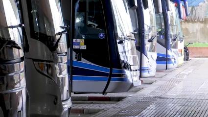 Autobuses parados en una estación - Imagen de archivo. 