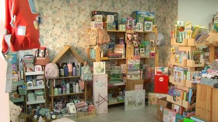 Interior de la tienda Juega con Casiopea, en Mérida