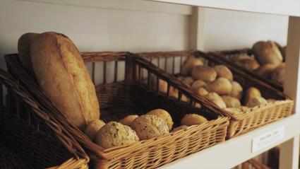 Distintos panes en unos cestos para su venta