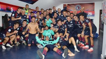 Los jugadores del Extremadura celebran, en el vestuario, la sufrida victoria.