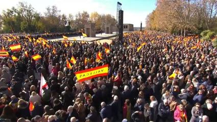 Miles de españoles se reúnen en la concentración junto al Templo de Debod, en Madrid.