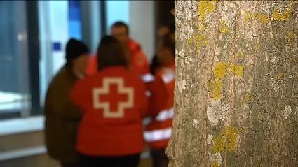 Trabajadores de Cruz Roja atendiendo en la calle a una persona durante épocas de mucho frío