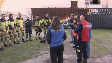 Bomberos del Ayuntamiento de Badajoz reciben un curso sobre psicología para actuar en situaciones con personas con conductas suicidas