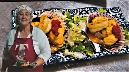 Trinidad Sanchez y en el fondo la tapa ganadora