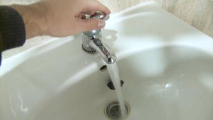 Agua corriente saliendo de un grifo