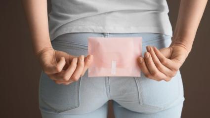 Mujer con una compresa