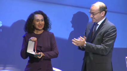 María Felix Tena recibe la Medalla de Cáceres