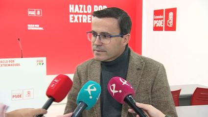Miguel Ángel Gallardo, secretario general del PSOE de Extremadura, atiende a los medios