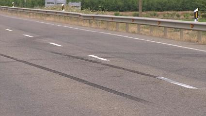 Marca de las ruedas de un vehículo en una carretera - Imagen de archivo