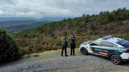 Agentes de la Guardia Civil observando una finca