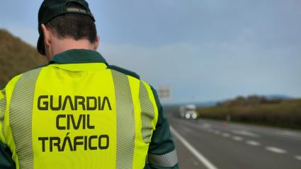 Agente de la Guardia Civil de Tráfico en una carretera