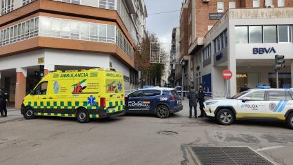 Cordón policial en la Diputación de Badajoz, tras ser desalojado al recibir un paquete sospechoso
