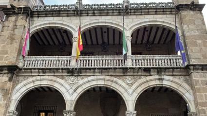 Plasencia decreta tres días de luto oficial por la muerte de Robe Iniesta. Habrá banderas a media asta y un libro de condolencias en el Ayuntamiento