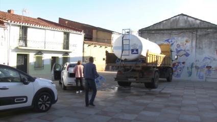 Vecinos de Carcaboso acuden a un camión cisterna para conseguir suministro de agua