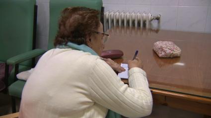 Los mayores de la Residencia de Ancianos Santa Teresa de Jornet de Mérida escriben sus cartas a los Reyes Magos