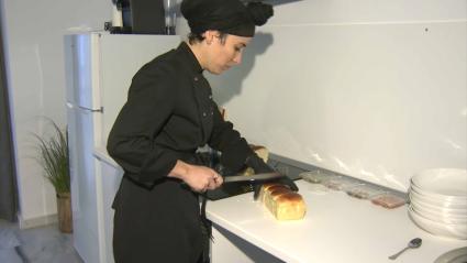 Elena Rocha, chef privada, preparando un menú