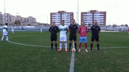 Los capitanes del Elche y del Coria posan con el trío arbitral antes del encuentro