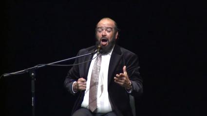 Miguel de Tena, cantaor de Ruecas, durante su Zambomba Flamenca en el Teatro López de Ayala de Badajoz