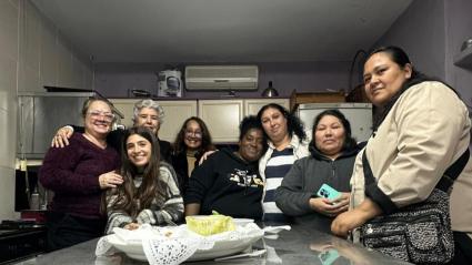 Mujeres Sembrando en la cocina del Sitio de las Mujeres