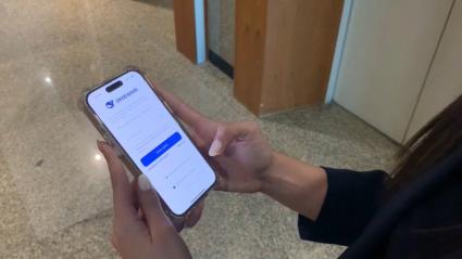 Una persona utilizando un dispositivo móvil para acceder a una herramienta de inteligencia artificial