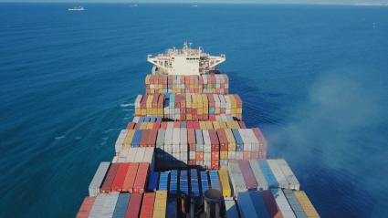 Buque de carga en alta mar