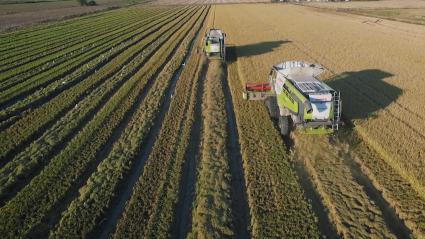 Maquinaria agrícola trabajando en una finca