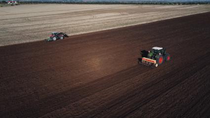 Maquinas agrícolas trabajando en una finca