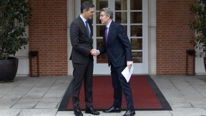 El presidente del Gobierno, Pedro Sánchez, recibe al presidente del Partido Popular, Alberto Núñez Feijóo en el Palacio de la Moncloa, a 13 de marzo de 2025