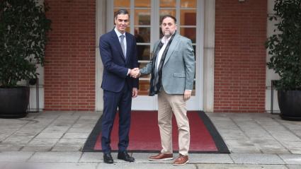 El presidente del Gobierno, Pedro Sánchez, recibe al presidente de Esquerra Republicana, Oriol Junqueras, en el Palacio de la Moncloa