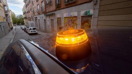Nueva baliza V16 de emergencia para vehículos, colocada encima de un turismo. 