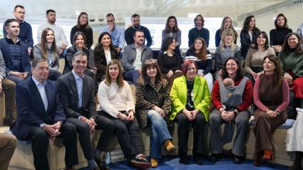 El presidente del Gobierno, Pedro Sánchez, acompañado por el ministro de Agricultura, Luis Planas, durante el acto de presentación de las medidas para facilitar el acceso a la actividad agraria, en el iHub La Vega Innova, a 14 de enero de 2026