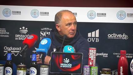 Cisqui, durante una rueda de prensa con el CD Extremadura