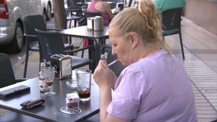 Mujer fumando - Imagen de archivo