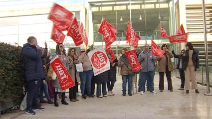 Concentración de UGT Extremadura para exigir a la Junta garantías salariales para la plantilla de limpieza del Edificio 'La Paz' de Mérida