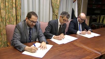 El fiscal Superior de Extremadura, Francisco Javier Montero Juanes, el decano del Colegio de Abogados de Badajoz, Ildefonso Seller y el decano del Colegio de Abogados de Cáceres, Carlos Alberto Montero Juanes, firman el protocolo para impulsar la conformidad penal