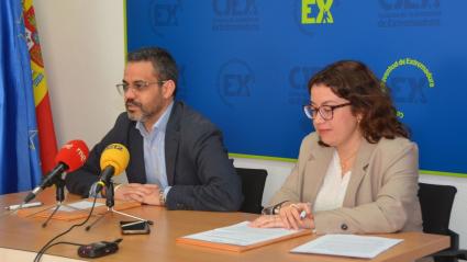 El presidente de la Fempex, Manuel José González Andrade, y la presidenta del Consejo de la Juventud de Extremadura, Lidia Solana, informan sobreu n acuerdo marco de colaboración - FEMPEX
