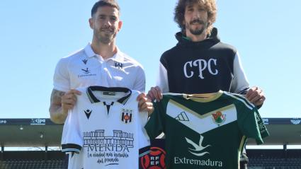 Felipe Alfonso, capitán del Mérida, y Javi Barrio, capitán del Cacereño, en la previa del derbi del Romano.