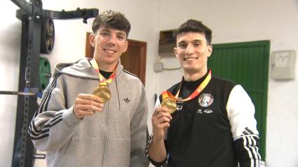 David García Zurita y Jorge Hernández posan con sus medallas de campeones nacionales
