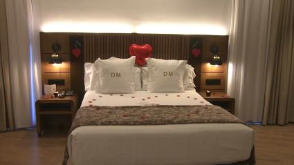 Habitación de hotel preparado para una celebración de San Valentín