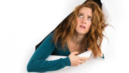 Mujer asoma a observa sol