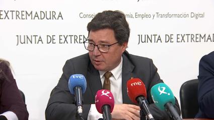 Guillermo Santamaría, consejero de Economía en funciones, atiende a los medios de comunicación