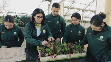 Alumnos de un centro de formación rural durante una clase práctica