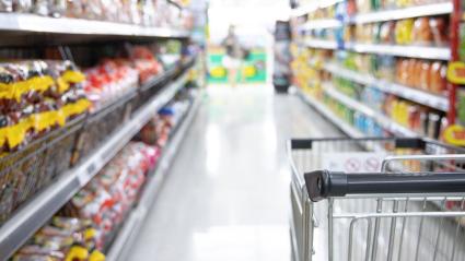 Carrito dentro de un supermercado en una imagen de archivo