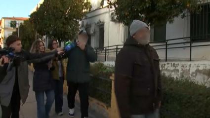 Los dos hermanos investigados por la desaparición de Francisca Cadenas salen del cuartel de la Guardia Civil de Zafra