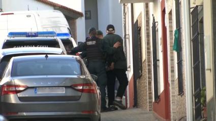 Momento en el que los detenidos son trasladados desde su vivienda a las dependencias de la Guardia Civil de Zafra